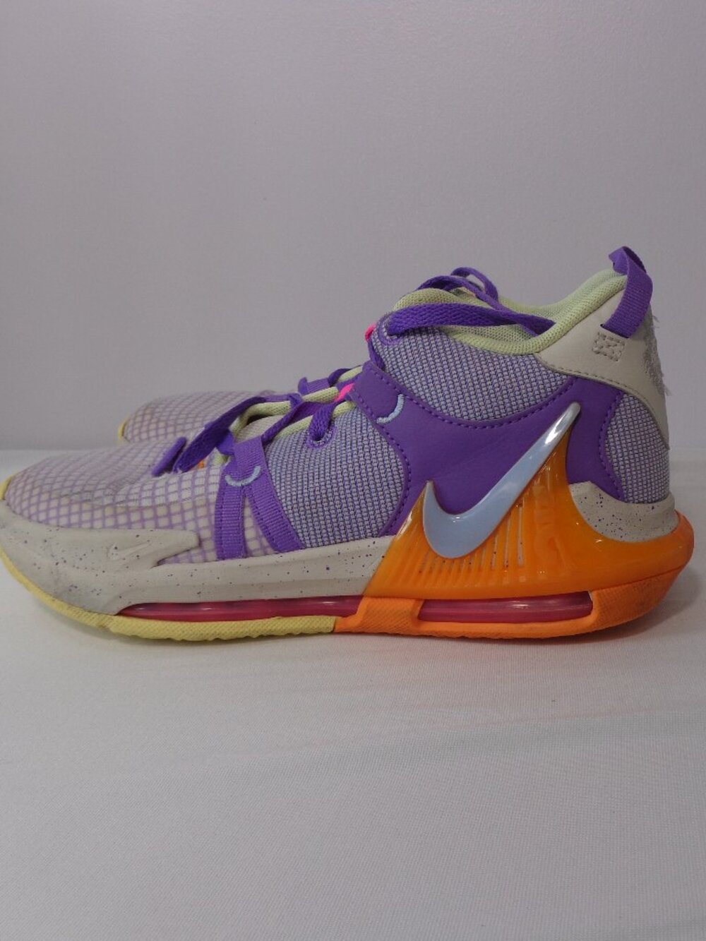 Nike‎ LeBron Witness 7 Basketball Shoes GS Action Grape/Orange Youth Size 6Y